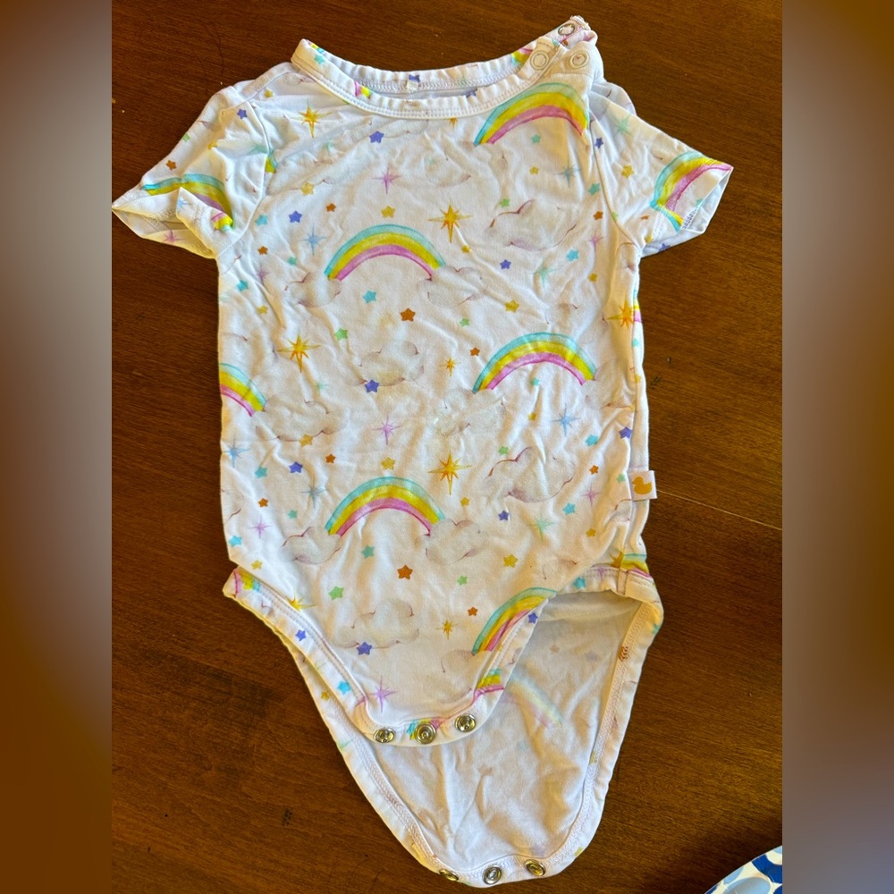 Posh peanut bodysuit and pants, PARZ collection. Size 3 to 6 months.